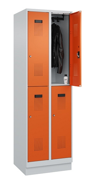 C+P Doppelstöckiger Spind Evolo PLUS, mit Sockel, 4 Fächer, 1950x600x500mm, 7035, Frontfarbe RAL 2004 Reinorange, Zylinderschloss, 049320-20 S10029