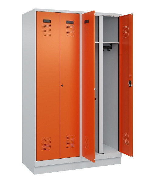 C+P Schwarz-Weiß-Spind Evolo PLUS, mit Sockel, 4 Abteile, 1950x1200x500mm, 7035/2004 Reinorange, Abteilbreite 300 mm, Schlüssel 2, 049022-40 S10029