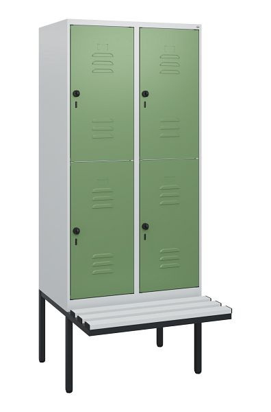 C+P Doppelstöckiger Spind Classic PLUS, 2 Abteile, 1950x800x815mm, 7035/6011, Drehriegel, mit Untergestell und schwebender Sitzfläche, 0803405-22 S10066