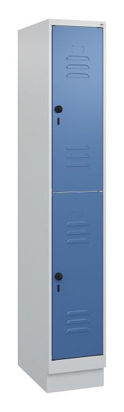 C+P Doppelstöckiger Spind Classic PLUS, Sockel, 1800x300x500mm, 7035/5023, Drehriegel, 0803207-10 S10005