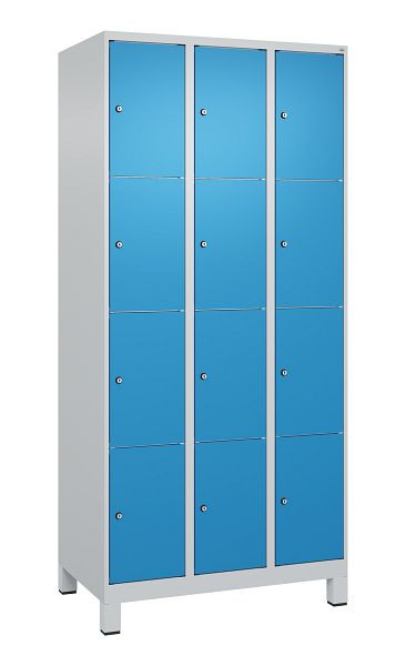 C+P Schließfachschrank Classic PLUS, Füße, 3 Abteile mit je 4 Fächern, 1950x900x500mm, 7035/5012, 080010-304 S10004