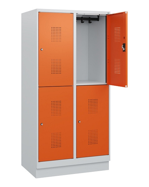C+P Doppelstöckiger Spind Evolo PLUS, Sockel, 4 Fächer, 1630x800x500mm, 7035/200, Zylinderschloss, 0493205-22 S10022