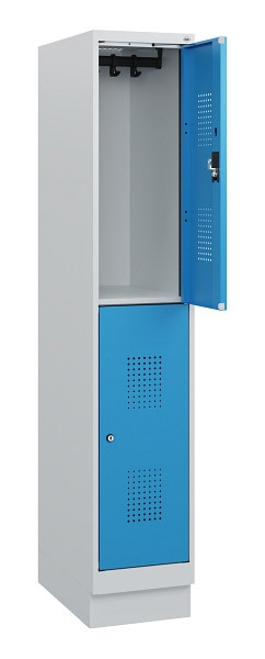 C+P Doppelstöckiger Spind Evolo PLUS, Sockel, 2 Fächer, 1630x300x500mm, 7035/501, Frontfarbe RAL 5012 Lichtblau, Zylinderschloss, 0493205-10 S10031
