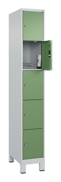 C+P Schließfachschrank Evolo PLUS, mit Füßen, 5 Fächer, 1950x300x500mm, 7035/60, Frontfarbe RAL 6011 Resedagrün, 049010-105 S10010