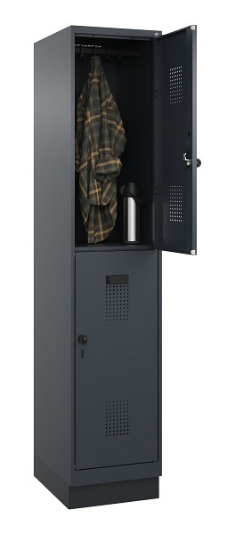 C+P Doppelstöckiger Spind Evolo PLUS, mit Sockel, 2 Fächer, 1950x400x500mm, 7016, RAL 7016 Anthrazitgrau, Drehriegel, 049320-12 S10016