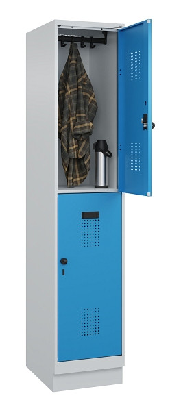 C+P Doppelstöckiger Spind Evolo PLUS, mit Sockel, 2 Fächer, 1950x400x500mm, 7035, Frontfarbe RAL 5012 Lichtblau, Drehriegel, 049320-12 S10007