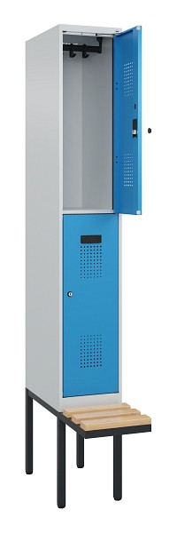 C+P Doppelstock-Spind Evolo PLUS, Bank, 2 Fächer, 2120x300x815mm, 7035/5012, Zylinderschloss, Sitzfläche Buche-Hartholz, 0493407-10 S10034