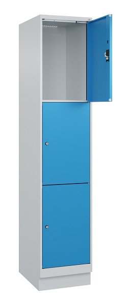 C+P Schließfachschrank Evolo PLUS, mit Sockel, 3 Fächer, 1950x400x500mm, 7035/50, Frontfarbe RAL 5012 Lichtblau, 049020-123 S10007