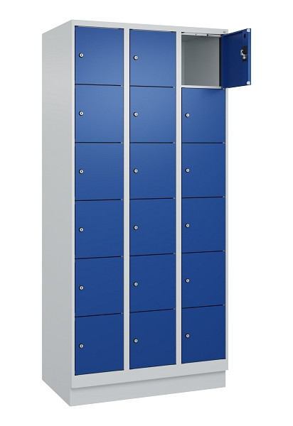 C+P Schließfachschrank Evolo PLUS, mit Sockel, 18 Fächer, 1950x900x500mm, 7035/5, Frontfarbe RAL 5010 Enzianblau, 049020-306 S10006