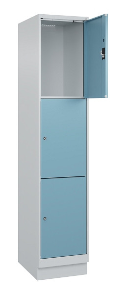 C+P Schließfachschrank Evolo PLUS, mit Sockel, 3 Fächer, 1950x400x500mm, 7035/00, Frontfarbe 2406015 RDS Architekturblau, 049020-123 S10009