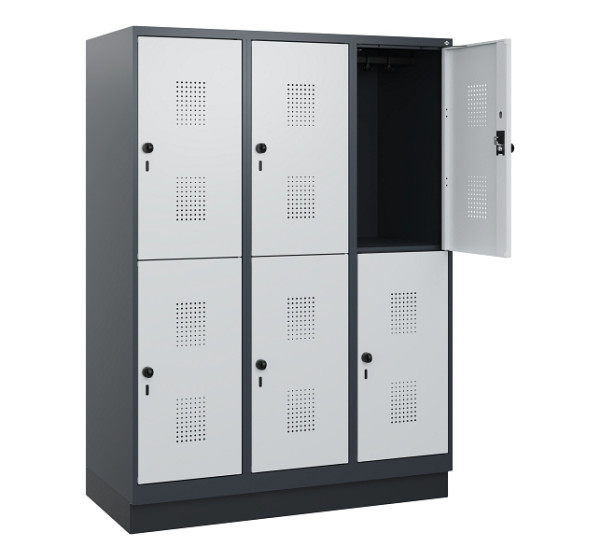 C+P Doppelstöckiger Spind Evolo PLUS, Sockel, 6 Fächer, 1630x1200x500mm, 7016/70, Frontfarbe RAL 7035 Lichtgrau, Drehriegel, 0493205-32 S10017