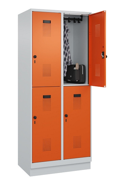 C+P Doppelstöckiger Spind Evolo PLUS, mit Sockel, 4 Fächer, 1950x800x500mm, 7035, Frontfarbe RAL 2004 Reinorange, Drehriegel, 049320-22 S10002