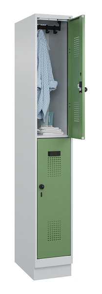 C+P Doppelstöckiger Spind Evolo PLUS, mit Sockel, 2 Fächer, 1950x300x500mm, 7035, Frontfarbe RAL 6011 Resedagrün, Drehriegel, 049320-10 S10010
