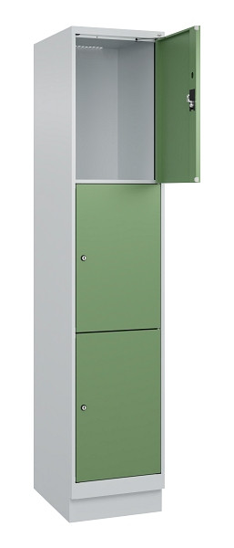 C+P Schließfachschrank Evolo PLUS, mit Sockel, 3 Fächer, 1950x400x500mm, 7035/60, Frontfarbe RAL 6011 Resedagrün, 049020-123 S10010