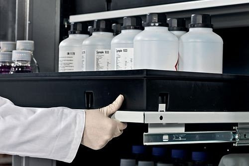 asecos Chemikalienschrank Systema-T CS-53L, Korpus anthrazit, Flügeltüren silber, 3 Tablarauszüge, 208841