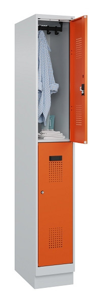 C+P Doppelstöckiger Spind Evolo PLUS, mit Sockel, 2 Fächer, 1950x300x500mm, 7035, Frontfarbe RAL 2004 Reinorange, Zylinderschloss, 049320-10 S10029