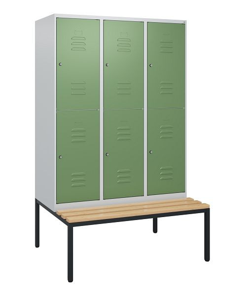 C+P Doppelstöckiger Spind Classic PLUS, 3 Abteile, 1950x1200x815mm, 7035/6011, Zylinderschlösser, Buche-Sitzleisten, Sitzbank, 0803505-32 S10036