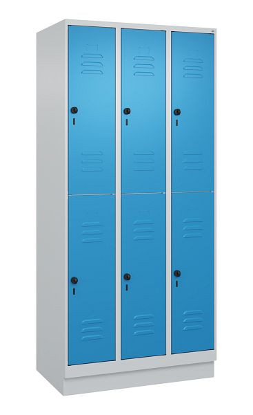 C+P Doppelstöckiger Spind Classic PLUS, Sockel, 3 Abteile, 1950x900x500mm, 7035/5012, 080320-30 S10004