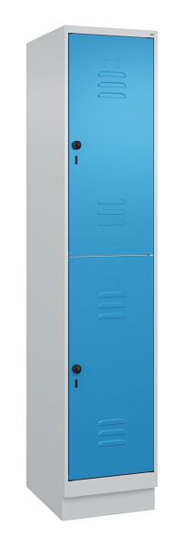 C+P Doppelstöckiger Spind Classic PLUS, Sockel, 1950x400x500mm, 7035/5012, 080320-12 S10004