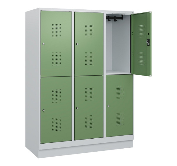 C+P Doppelstöckiger Spind Evolo PLUS, Sockel, 6 Fächer, 1630x1200x500mm, 7035/60, Frontfarbe RAL 6011 Resedagrün, Zylinderschloss, 0493205-32 S10037