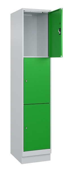 C+P Schließfachschrank Evolo PLUS, mit Sockel, 3 Fächer, 1950x400x500mm, 7035/60, Frontfarbe RAL 6037 Reingrün, 049020-123 S10011