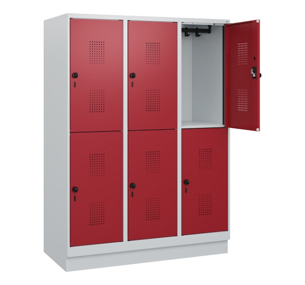 C+P Doppelstöckiger Spind Evolo PLUS, Sockel, 6 Fächer, 1630x1200x500mm, 7035/30, Frontfarbe RAL 3003 Rubinrot, Drehriegel, 0493205-32 S10004