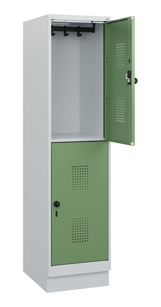 C+P Doppelstöckiger Spind Evolo PLUS, Sockel, 2 Fächer, 1630x400x500mm, 7035/601, Drehriegel, 0493205-12 S10010