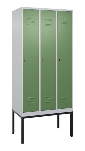C+P Umkleidespind Classic PLUS mit Mitteltrennwand, Gestell, 3 Abteile, 2120x900x500mm, 7035/6011, Zylinderschlösser, 0800307-30F S10021