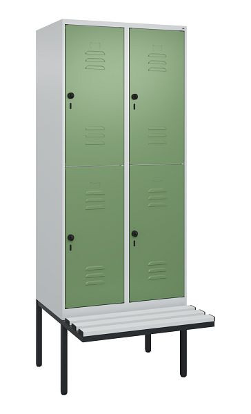 C+P Doppelstöckiger Spind Classic PLUS, 2 Abteile, 2120x800x815mm, 7035/6011, Drehriegel, mit Untergestell und schwebender Sitzfläche, 0803407-22 S10111