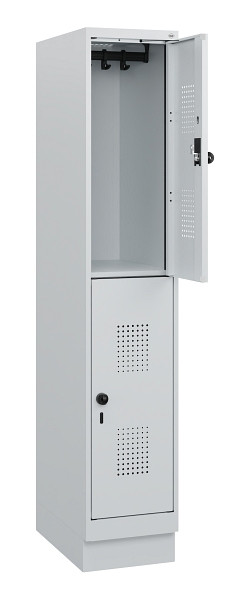 C+P Doppelstöckiger Spind Evolo PLUS, Sockel, 2 Fächer, 1630x300x500mm, 7035/703, Drehriegel, 0493205-10 S10013