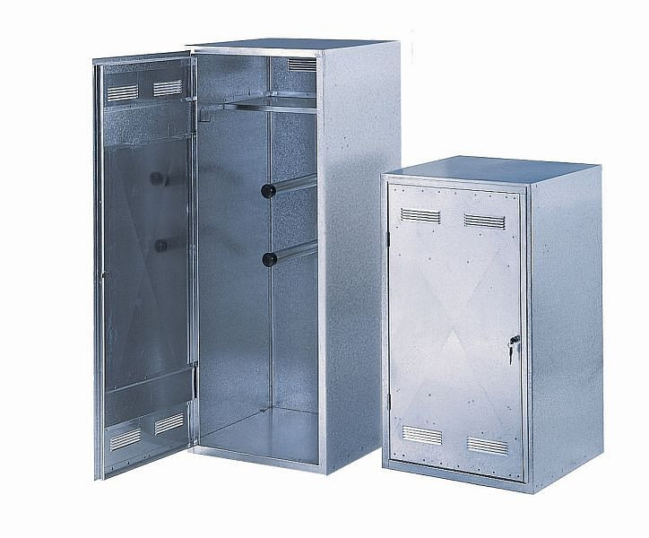 Peetz Sattelschrank mit 1 Hutablage, 2 Rundrohrstützen schwarz, 4 verzinkten Trensenhaken, Flaschenhalter, 150 x 60 x 60 cm, 115