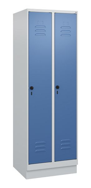 C+P Umkleidespind Classic PLUS mit Mitteltrennwand, Sockel, 2 Abteile, 1800x600x500mm, 7035/5023, Drehriegel, 0800207-20F S10005
