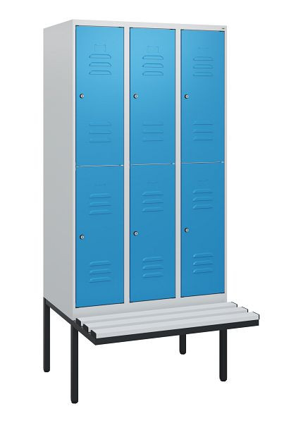 C+P Doppelstöckiger Spind Classic PLUS, 3 Abteile, 1950x900x815mm, 7035/5012, Zylinderschlösser, schwebende Sitzfläche, 0803405-30 S10079