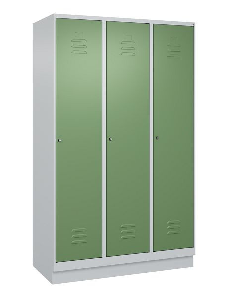 C+P Umkleidespind Classic PLUS, Sockel, 3 Abteile, 1950x1200x500mm, 7035/6011, Zylinderschlösser, 080020-32 S10021