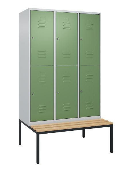 C+P Doppelstöckiger Spind Classic PLUS, 3 Abteile, 2120x1200x815mm, 7035/6011, Zylinderschlösser, Buche-Sitzleisten, Sitzbank, 0803507-32 S10096