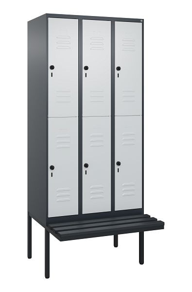 C+P Doppelstöckiger Spind Classic PLUS, 3 Abteile, 2120x900x815mm, 7016/7035, Drehriegel, mit Untergestell und schwebender Sitzfläche, 0803407-30 S10118