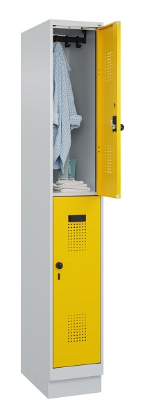 C+P Doppelstöckiger Spind Evolo PLUS, mit Sockel, 2 Fächer, 1950x300x500mm, 7035, RAL 1023 Verkehrsgelb, Drehriegel, 049320-10 S10001