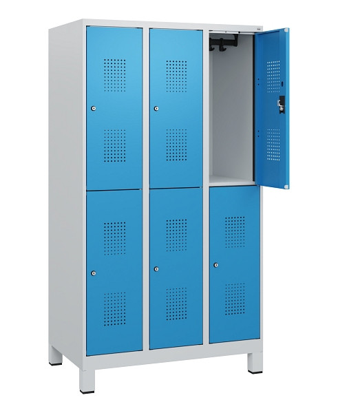 C+P Doppelstöckiger Spind Evolo PLUS, Füße, 6 Fächer, 1630x900x500mm, 7035/5012, Zylinderschloss, 0493105-30 S10031