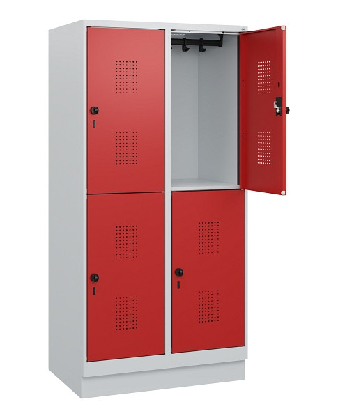 C+P Doppelstöckiger Spind Evolo PLUS, Sockel, 4 Fächer, 1630x800x500mm, 7035/300, Frontfarbe RAL 3000 feuerrot, Drehriegel, 0493205-22 S10003