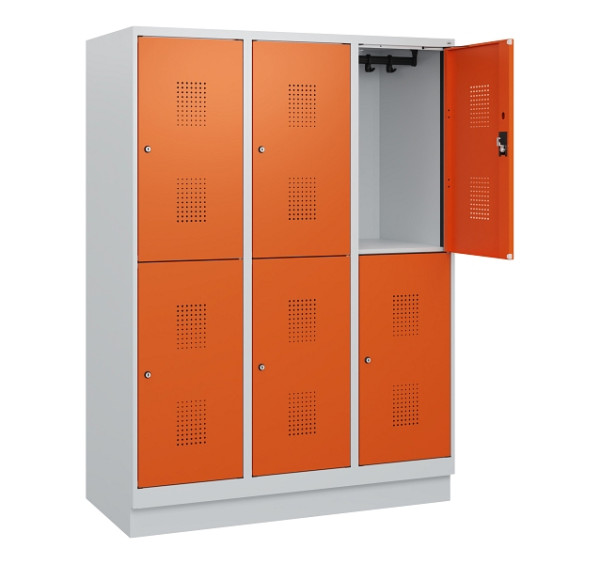 C+P Doppelstöckiger Spind Evolo PLUS, Sockel, 6 Fächer, 1630x1200x500mm, 7035/20, Zylinderschloss, 0493205-32 S10022
