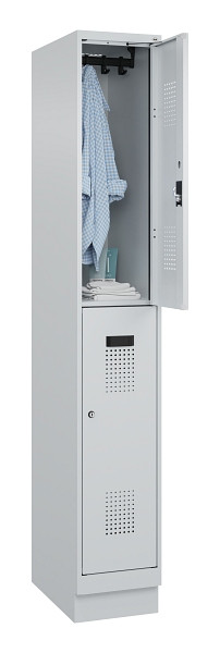 C+P Doppelstöckiger Spind Evolo PLUS, mit Sockel, 2 Fächer, 1950x300x500mm, 7035, Frontfarbe RAL 7035 Lichtgrau, Zylinderschloss, 049320-10 S10040