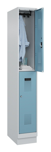 C+P Doppelstöckiger Spind Evolo PLUS, mit Sockel, 2 Fächer, 1950x300x500mm, 7035, Frontfarbe 2406015 RDS Architekturblau, Zylinderschloss, 049320-10 S10036