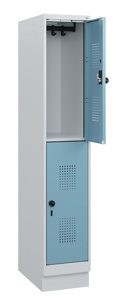 C+P Doppelstöckiger Spind Evolo PLUS, Sockel, 2 Fächer, 1630x300x500mm, 7035/001, Drehriegel, 0493205-10 S10009