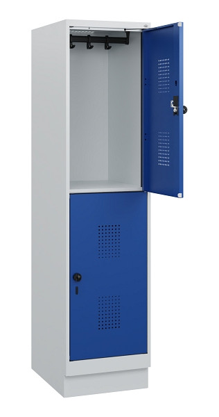 C+P Doppelstöckiger Spind Evolo PLUS, Sockel, 2 Fächer, 1630x400x500mm, 7035/501, Frontfarbe RAL 5010 Enzianblau, Drehriegel, 0493205-12 S10006
