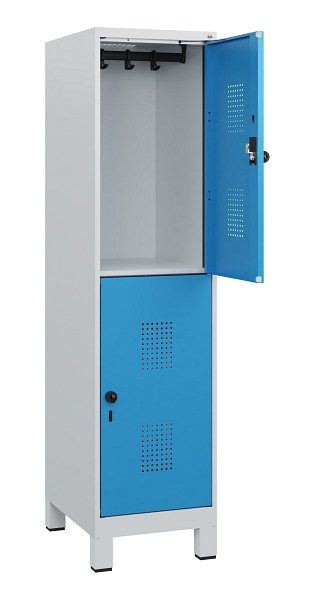 C+P Doppelstöckiger Spind Evolo PLUS, Füße, 2 Fächer, 1630x400x500mm, 7035/5012, Drehriegel, 0493105-12 S10007