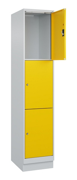 C+P Schließfachschrank Evolo PLUS, mit Sockel, 3 Fächer, 1950x400x500mm, 7035/10, Frontfarbe RAL 1023 Verkehrsgelb, 049020-123 S10001