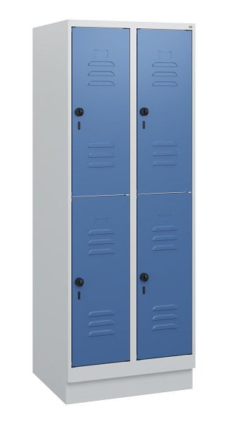 C+P Doppelstöckiger Spind Classic PLUS, Sockel, 2 Abteile, 1630x600x500mm, 7035/5023, Drehriegel, 0803205-20 S10005