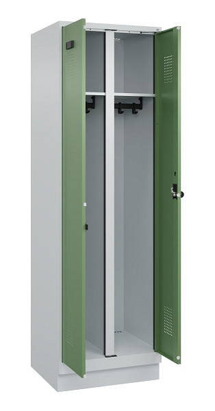 C+P Schwarz-Weiß-Spind Evolo PLUS, mit Sockel, 2 Abteile, 1950x600x500mm, 7035/6, Frontfarbe RAL 6011 Resedagrün, Drehriegel, 049022-20 S10010