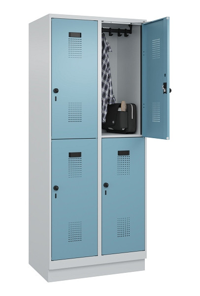 C+P Doppelstöckiger Spind Evolo PLUS, mit Sockel, 4 Fächer, 1950x800x500mm, 7035, 2406015 RDS Architekturblau, Drehriegel, 049320-22 S10009