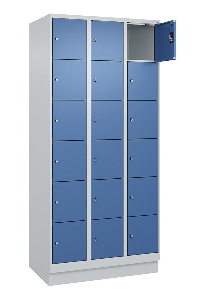 C+P Schließfachschrank Evolo PLUS, mit Sockel, 18 Fächer, 1950x900x500mm, 7035/5, Frontfarbe RAL 5023 Fernblau, 049020-306 S10008